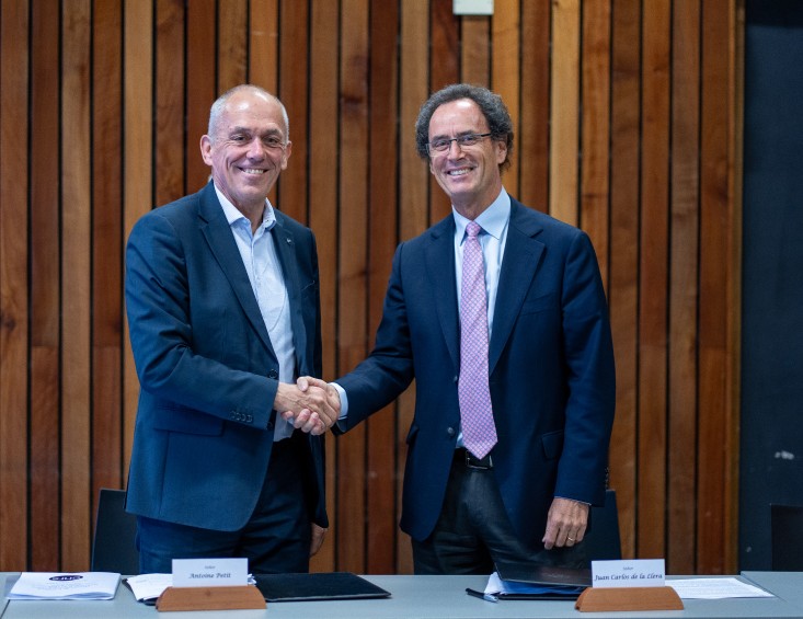 El rector UC, Juan Carlos de la Llera (a la derecha), y el presidente y director general del Centro National de la Recherche Scientifique (CNRS), Antoine Petit (a la izquierda) firmaron el documento. Crédito: Jaime Romero / UCC-VRI.